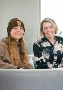 Barnombudets praoelev Sune Jakobsson och Region Uppsalas regionstyrelses ordförande Emilie Orring på hennes kontor.